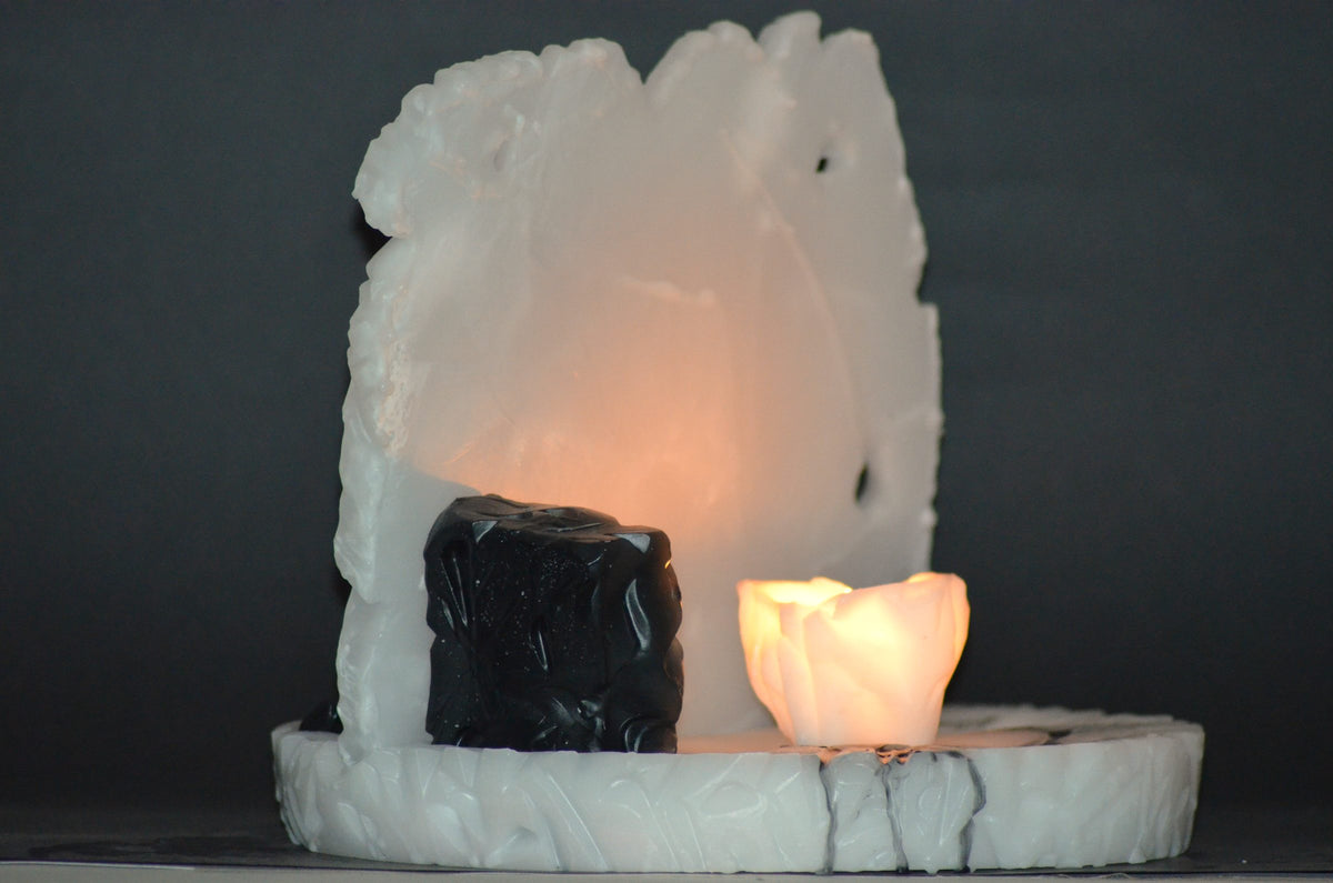 Pieza de cera translúcida iluminada desde dentro por velas encendidas
