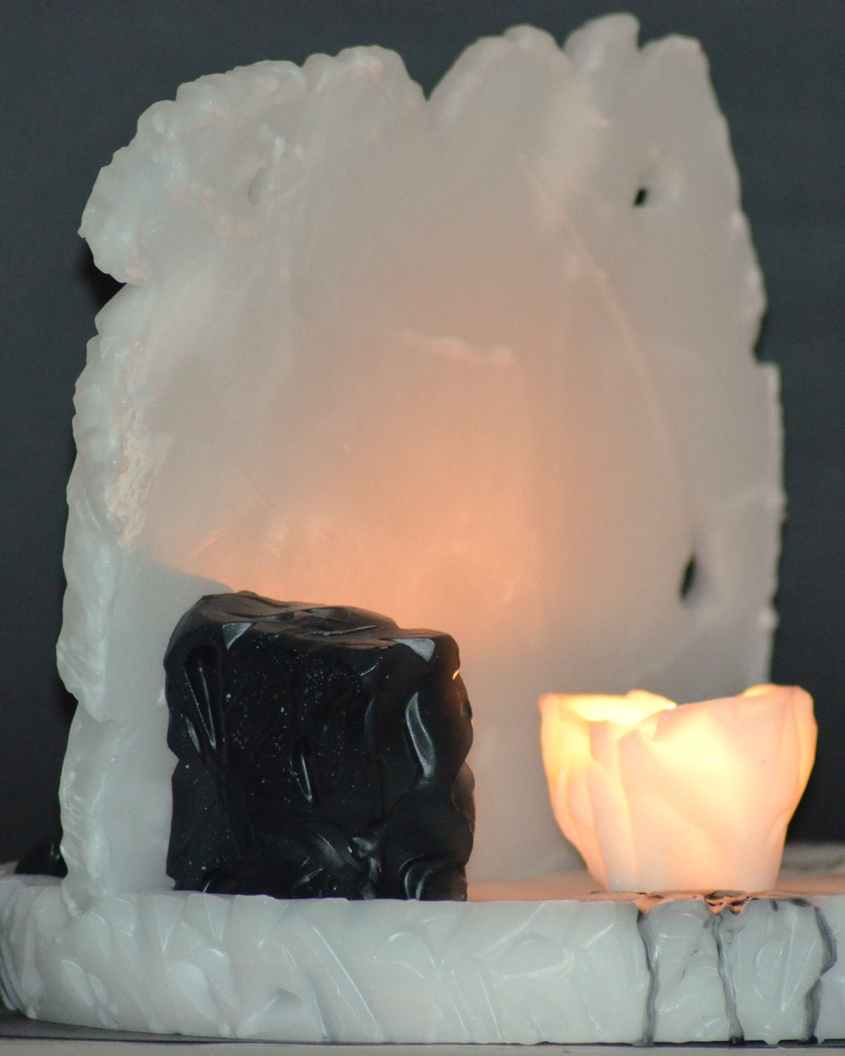 Pieza de cera translúcida iluminada desde dentro por velas encendidas